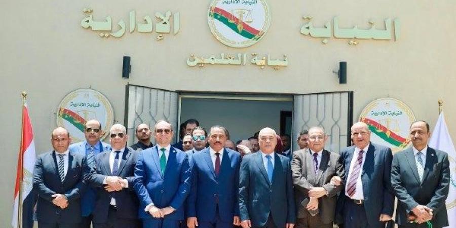 تكريم رئيس هيئة النيابة الإدارية باحتفالية كلية الحقوق بجامعة القاهرة .. صور - الكويت الاخباري