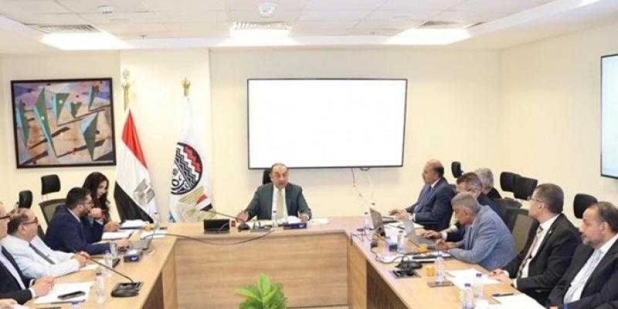 وزير قطاع الأعمال العام يعقد اجتماعًا موسعًا مع رؤساء شركات الأدوية التابعة لاستعراض مؤشرات الأداء - الكويت الاخباري