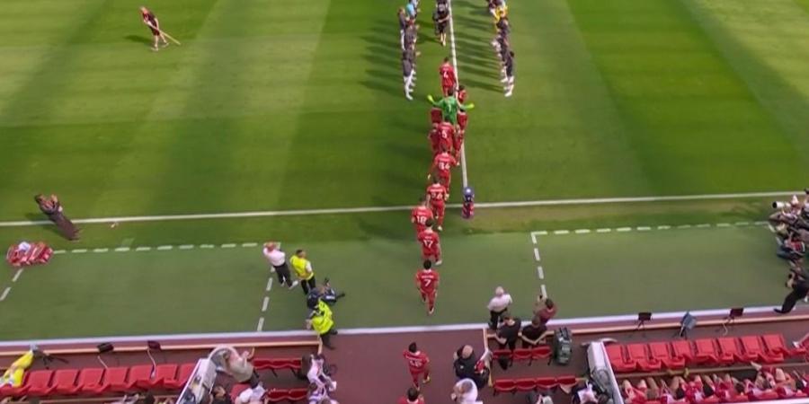 ممر شرفي من لاعبي أرسنال لليفربول قبل انطلاق مواجهتهما بالدوري الإنجليزي - الكويت الاخباري