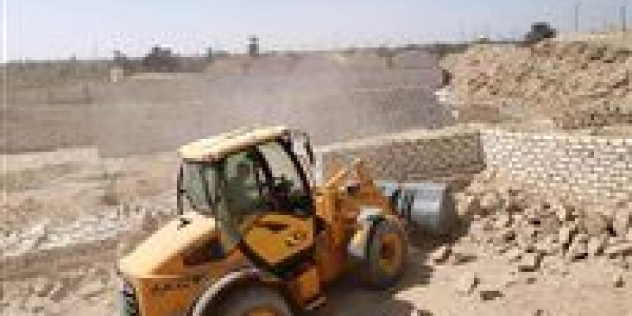محافظ أسوان ينعي شهيد الواجب. أثناء مشاركته فى حملة لإزالة التعديات بوادى عبادى بإدفو - الكويت الاخباري