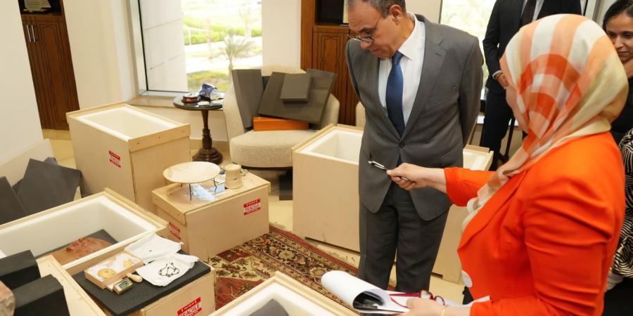 بالصور الخارجية تنجح في استرداد 25 قطعة أثرية مصرية مهربة - الكويت الاخباري