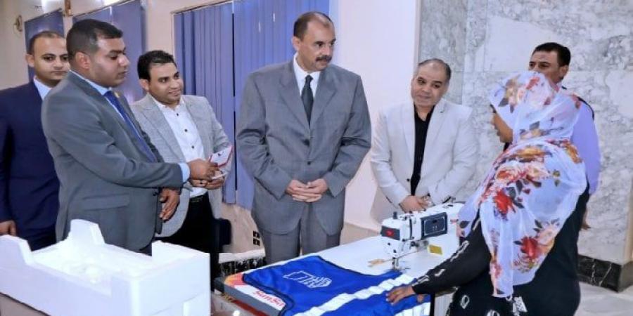 بالتعاون مع«حياة كريمة».. محافظ سوهاج يسلم ماكينات خياطة للسيدات الأولى بالرعاية - الكويت الاخباري