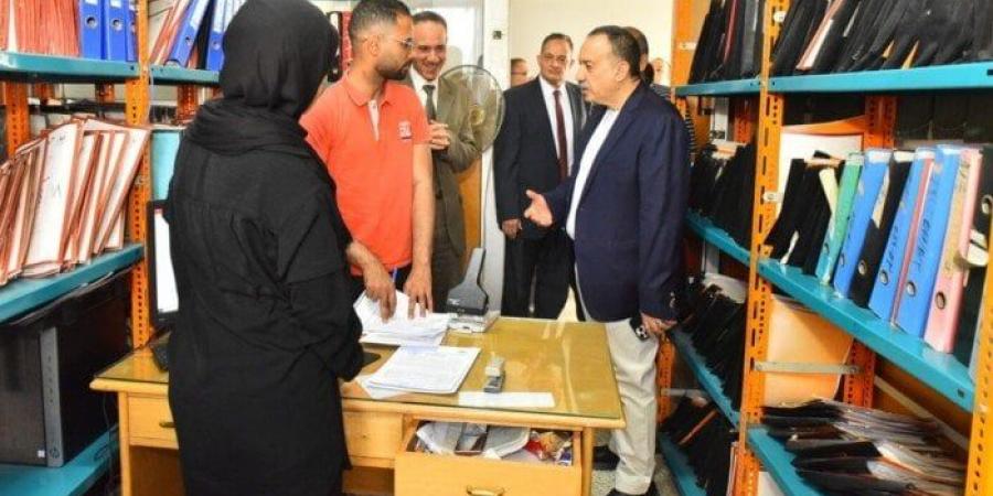 محافظ أسيوط يتفقد مركز خدمات المستثمرين لمتابعة جودة الخدمات وتعزيز المناخ الاستثماري بالمحافظة - الكويت الاخباري