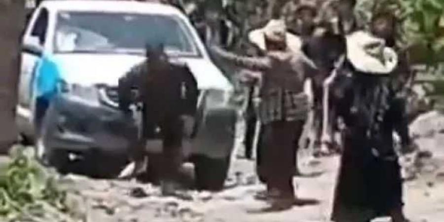 فيديو صادم .. شاهد كيف اعتدى مشرف حوثي ينتحل رتبة عقيد على امرأة مسنة في إب - الكويت الاخباري