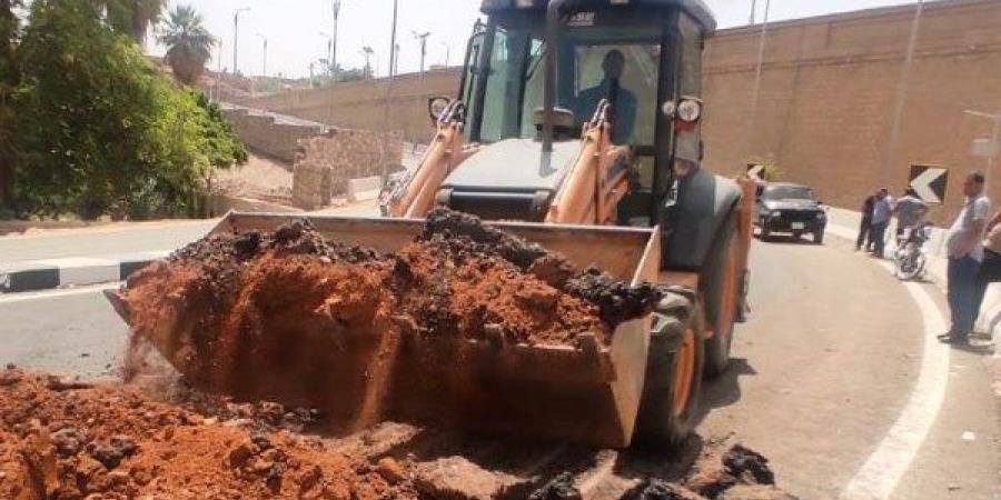 لجنة هندسية لمعاينة إصلاح هبوط بمنزل كوبرى محور بديل خزان أسوان - الكويت الاخباري