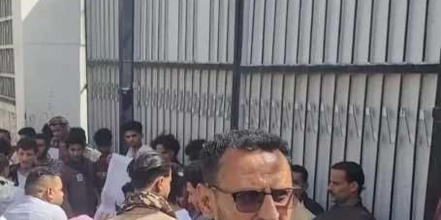 أقارب الطفل مرسال عيدروس يتظاهرون أمام النيابة العامة في تعز للمطالبة بحقه ومحاسبة قاتله - الكويت الاخباري