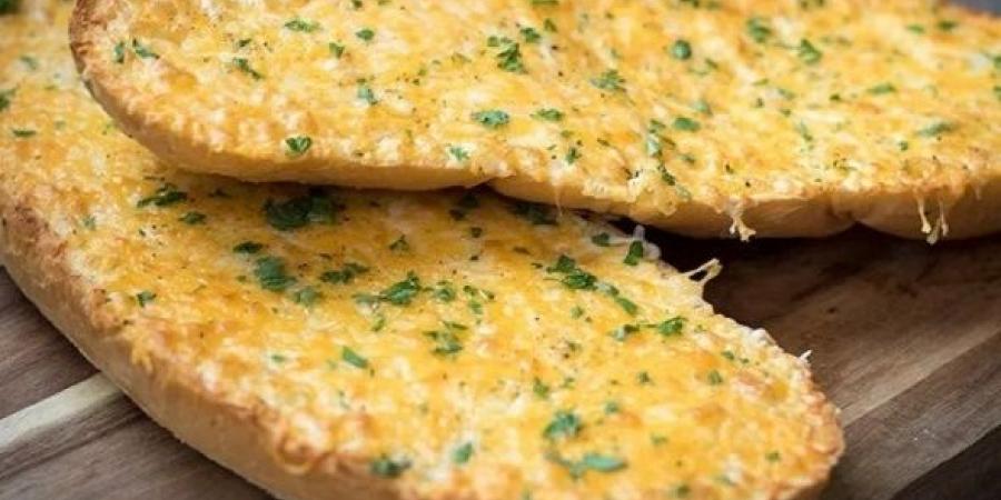 طريقة عمل الخبز المقرمش بالثوم والجبن - الكويت الاخباري