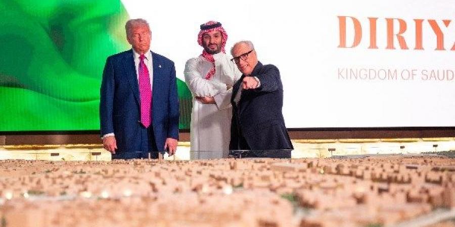 صور تذكارية أمام قصر سلوى.. «بن سلمان» يصطحب «ترامب» في جولة بحي الطريف التاريخي|شاهد - الكويت الاخباري