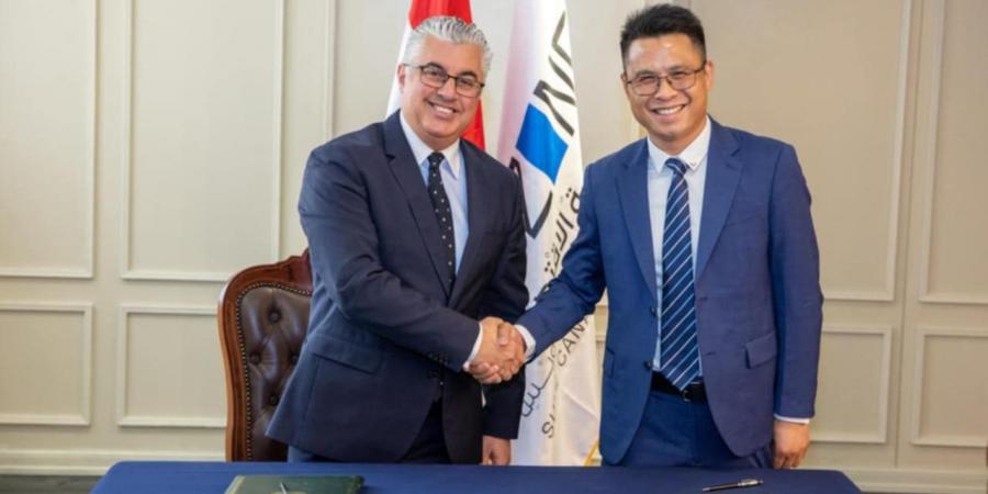 رئيس اقتصادية قناة السويس يُوقع عقدين لمشروعين بالقنطرة غرب - الكويت الاخباري