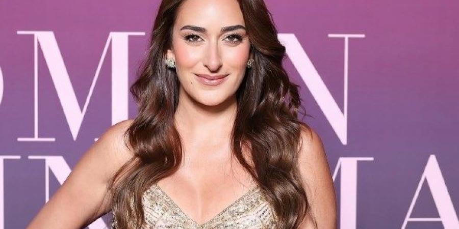 أمينة خليل تتألق بفستان ذهبي براق في أحدث ظهور لها على انستجرام - الكويت الاخباري