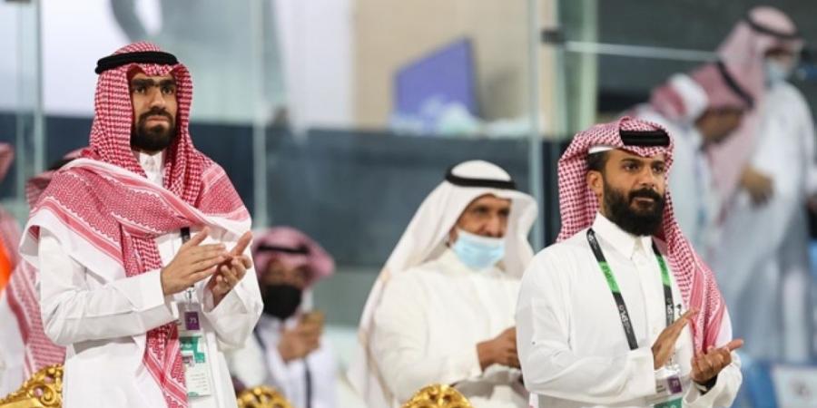 الحائلي وكعكي يُكافئان لاعبي الاتحاد عقب التتويج بالدوري - الكويت الاخباري