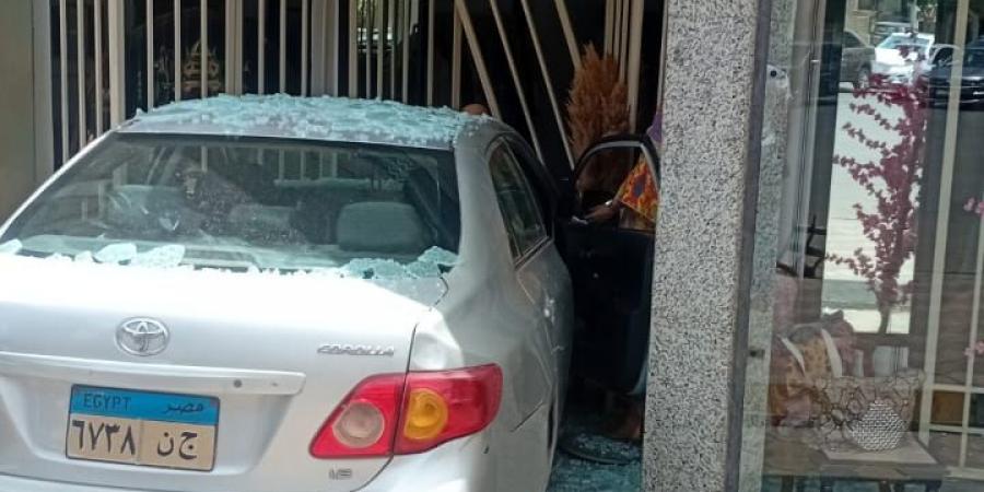 قطع الإشارة.. سيارة تطيح بأخرى وتقتحم محل في شارع البطل بالمهندسين.. صور - الكويت الاخباري