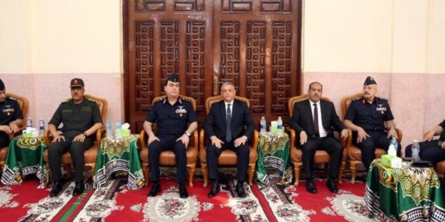 محافظ الإسماعيلية يقدم واجب العزاء لأسرة الشهيد رائد طيار محمد السيد سليمان - الكويت الاخباري