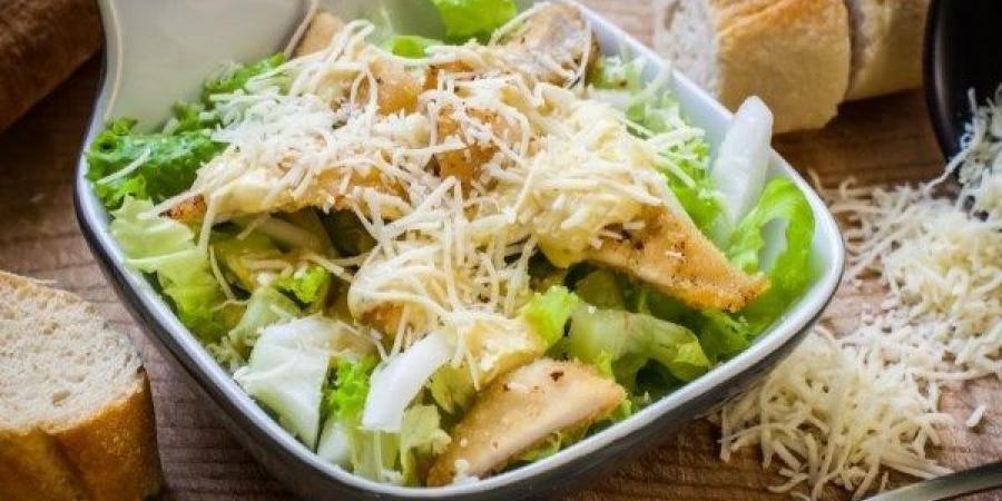 طريقة عمل سلطة السيزر بالدجاج - الكويت الاخباري