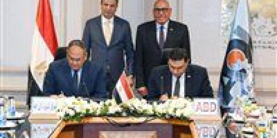 رئيس الهيئة العربية للتصنيع ووزير الزراعة يشهدان توقيع عقد اتفاق في مجال مشروعات التصنيع الزراعي وحماية البيئة - الكويت الاخباري