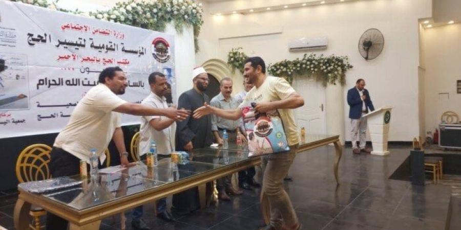تضامن البحر الأحمر تسلم ملابس الإحرام لحجاج الجمعيات الأهلية - الكويت الاخباري