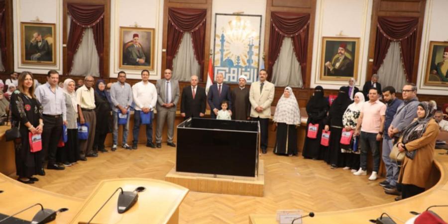 محافظ القاهرة يسلم تأشيرات الحج لأول فوج من حجاج الجمعيات الأهلية - الكويت الاخباري
