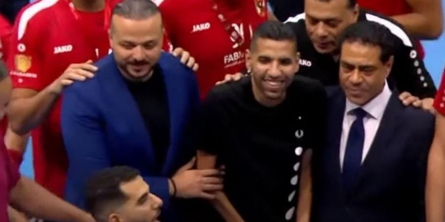فيديو .. مؤمن زكريا يحتفل مع لاعبى الأهلى بكأس الكؤوس الإفريقية - الكويت الاخباري