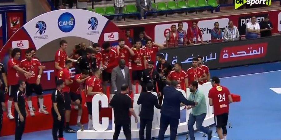 شاهد .. الأهلى يكرم فيصل و عادل والمدير الفنى للفريق قبل رحيلهم - الكويت الاخباري