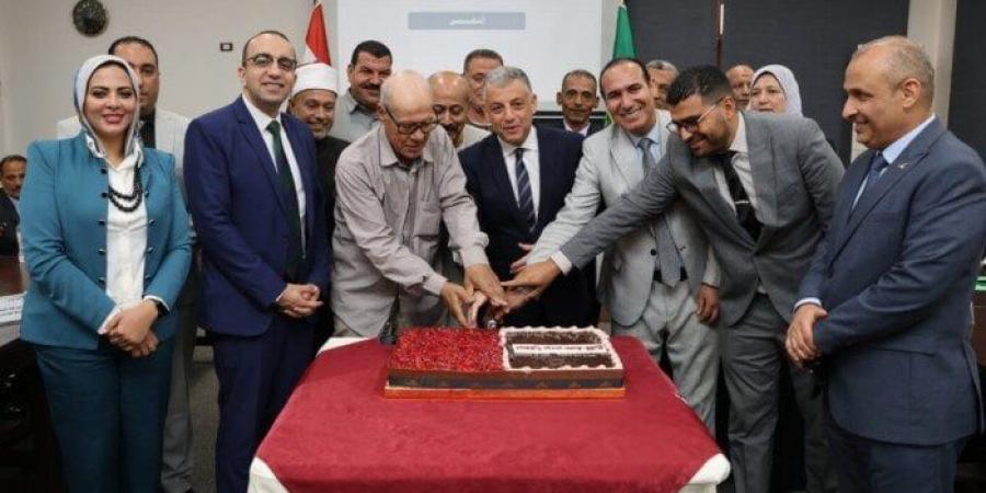 محافظ الإسماعيلية يُكرم اللجنة المعنية بمتابعة توريد محصول القمح - الكويت الاخباري