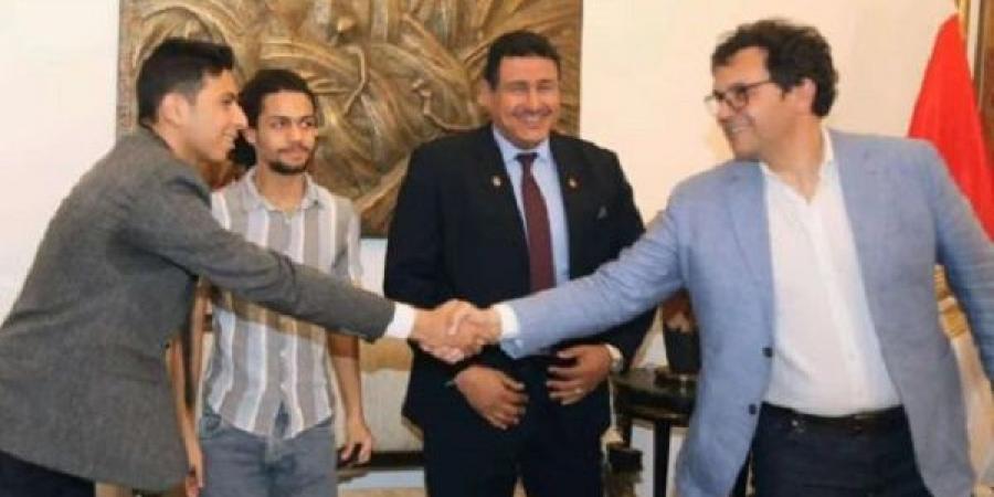 هنو يُسلم بطاقات مبادرة “أهلًا وسهلًا بالطلبة” لأوائل المشتركين - الكويت الاخباري