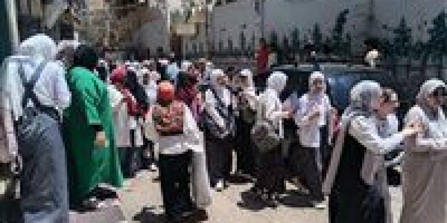 طلاب الاعدادية بالفيوم: اللغة العربية والدين فى مستوى الطالب العادى والبوكليت أفضل من الأمتحان العادى - الكويت الاخباري