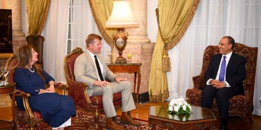 وزير الخارجية يلتقي عضو لجنة الخدمات العسكرية بمجلس الشيوخ الأمريكي - الكويت الاخباري