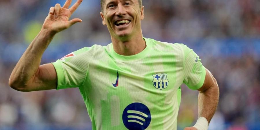 ليفاندوفسكي يحسم موقفه من الرحيل عن برشلونة - الكويت الاخباري