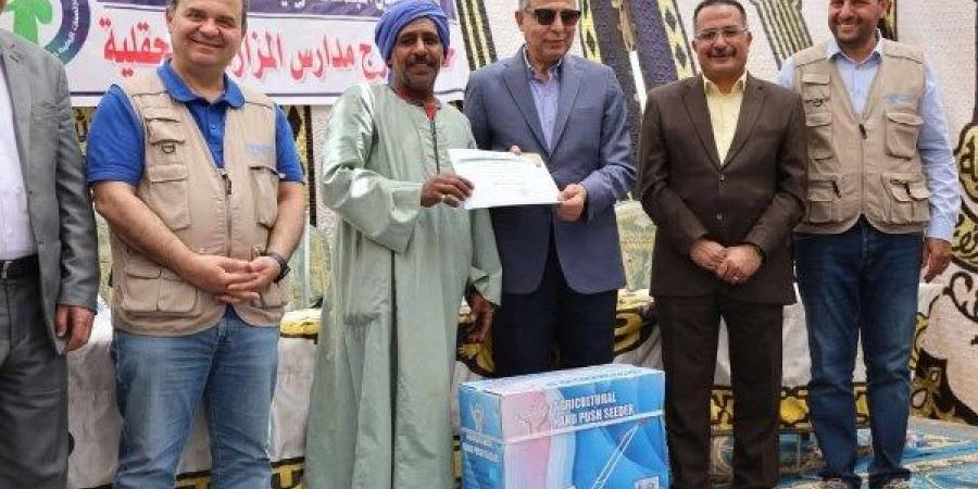 لتمكين المجتمعات الضعيفة.. محافظ المنيا يتفقد مدرسة المزارعين بقرية منشأة المغالقة - الكويت الاخباري