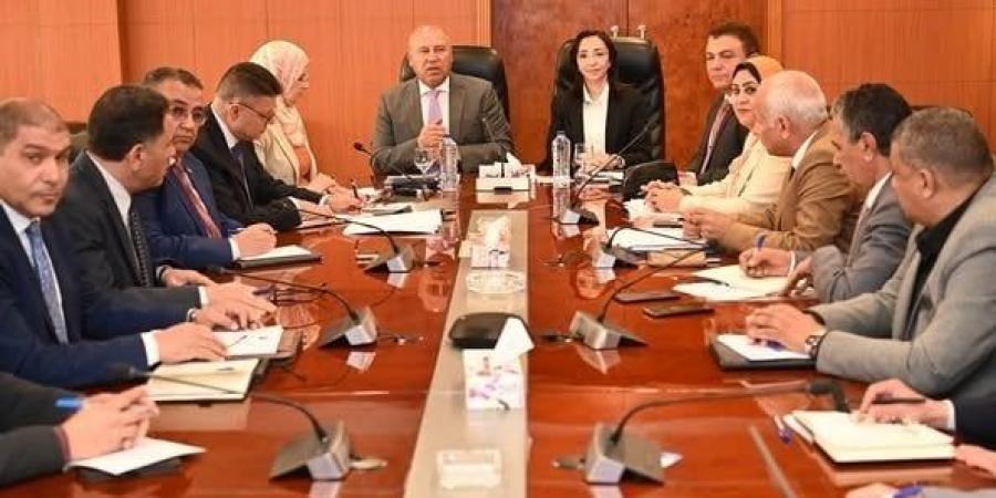 وزير الصناعة يبحث مع محافظ ومستثمري البحيرة تحديات المناطق الصناعية بالمحافظة - الكويت الاخباري