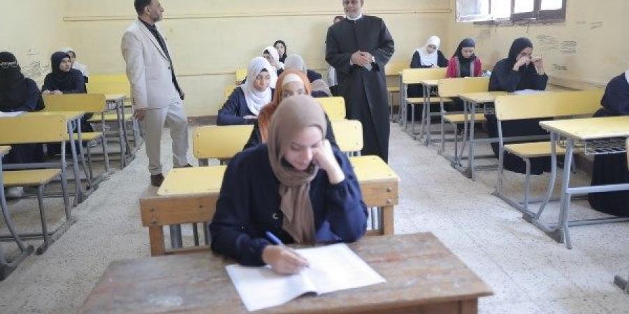 آخر يوم قبل إجازة العيد.. طلاب الثانوية الأزهرية يؤدون امتحان الفقه للقسم العلمي - الكويت الاخباري