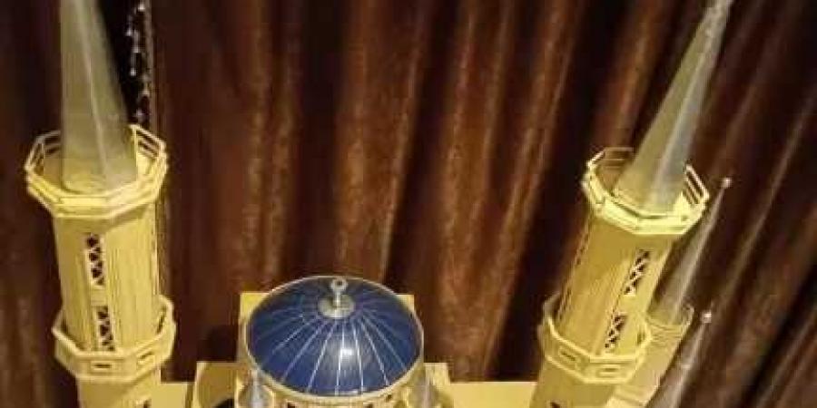 بمسدس الشمع وأعواد الكبريت والشيش طاووق..فني سقالات يبدع فى عمل مجسمات مبان ومساجد تحاكى الواقع - الكويت الاخباري
