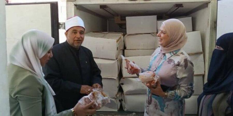 وزارة الأوقاف تهدي محافظة الإسماعيلية لحوم ومواد غذائية لتوزيعها على الأسر الأولى بالرعاية - الكويت الاخباري