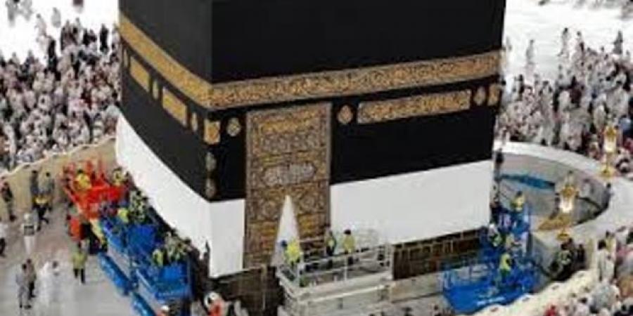 استبدال كسوة الكعبة فى مشهد مهيب فجر يوم عرفة - الكويت الاخباري