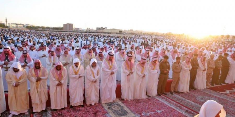 أمير منطقة الحدود الشمالية يؤدي صلاة عيد الأضحى - الكويت الاخباري