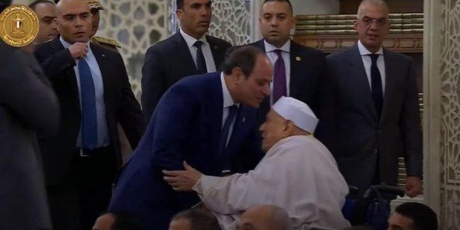 الرئيس السيسي يقبل رأس الدكتور أحمد عمر هاشم خلال أداء صلاة عيد الأضحى - الكويت الاخباري