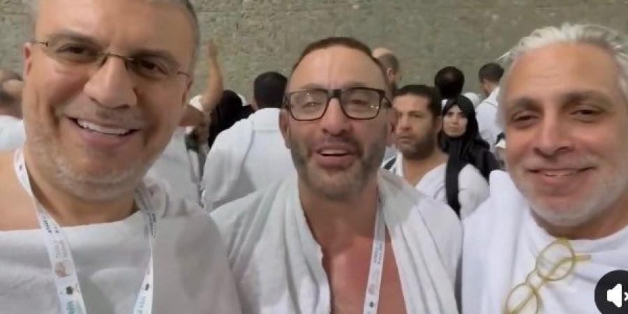 عمرو الليثي يؤدي مناسك الحج برفقة أحمد السقا و طارق مخلوف - الكويت الاخباري