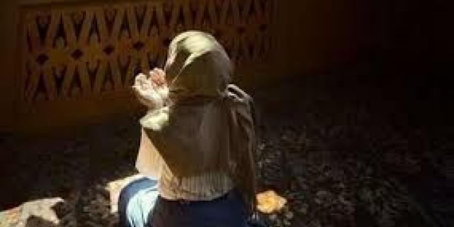 حكم الصلاة ببنطلون ضيق للنساء والرجال .. دار الإفتاء تحسم الجدل - الكويت الاخباري