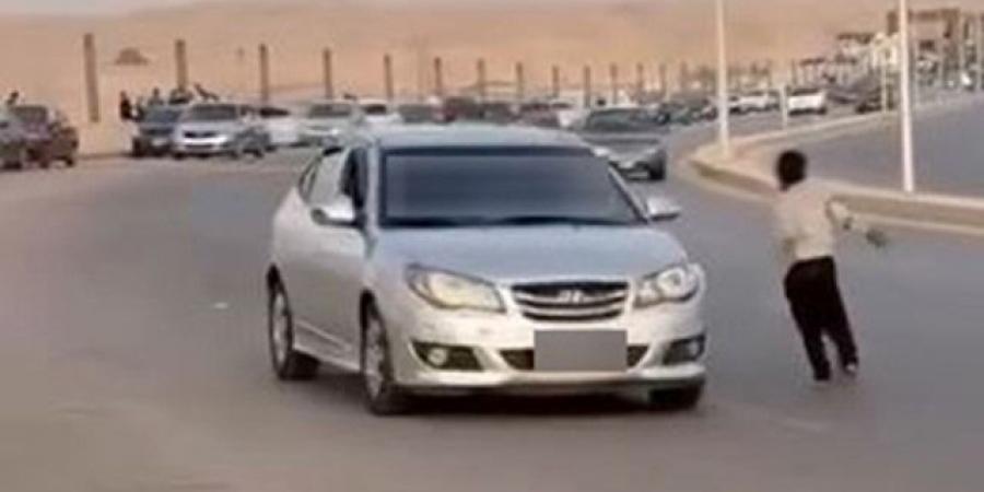 الداخلية تكشف ملابسات فيديو لطالب يلهو بمنتصف أحد المحاور بالمقطم - الكويت الاخباري