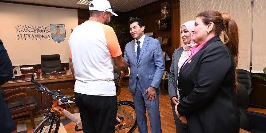 وزير الشباب والرياضة يُسلم دراجة لأحد ممارسي رياضة الدراجات ضمن مبادرة "دراجتك.. صحتك" - الكويت الاخباري