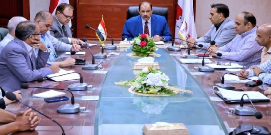 محافظ سوهاج يعقد اجتماعًا لوضع خطط تشغيل الأسواق الحضرية الجديدة - الكويت الاخباري