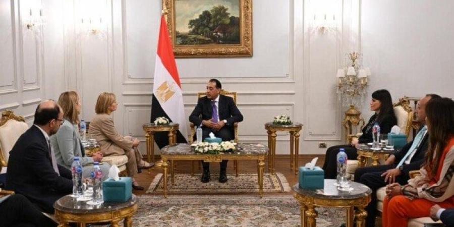 رئيس الوزراء يلتقي نائب رئيس بنك الاستثمار الأوروبي - الكويت الاخباري