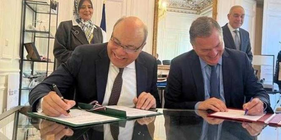 وزير الطيران المدني المصري ووزير النقل الفرنسي يوقعان اتفاقية ترتيبات فنية لتعزيز التعاون في مجالات الطيران المدني المختلفه - الكويت الاخباري
