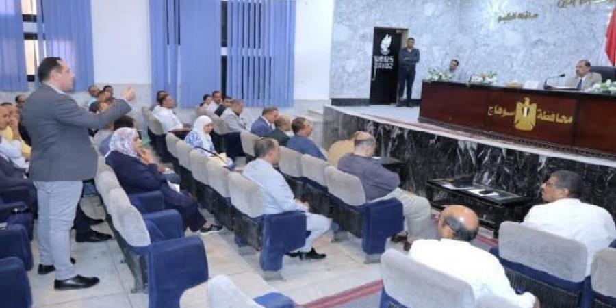 محافظ سوهاج يلتقي المستثمرين لبحث تذليل كافة العقبات وتوفير الدعم الكامل لقطاع الاستثمار - الكويت الاخباري