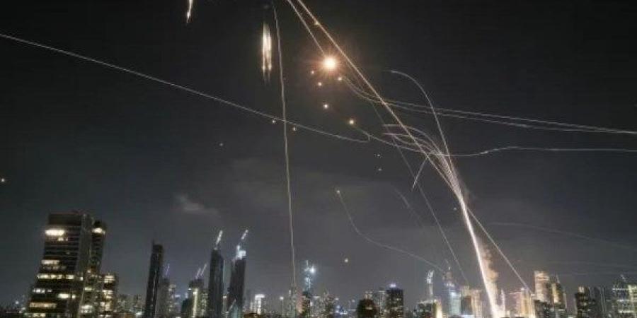 شظايا صاروخية تضرب شمال تل أبيب والدفاعات الإيرانية تتصدى لهجمات جوية - الكويت الاخباري
