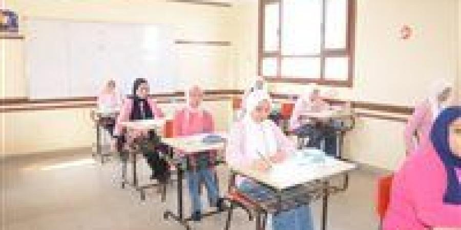 64 الف 320 طالب وطالبة ثانوية عامة يؤدوا اليوم امتحان الفرنساوي في 162 لجنه - الكويت الاخباري