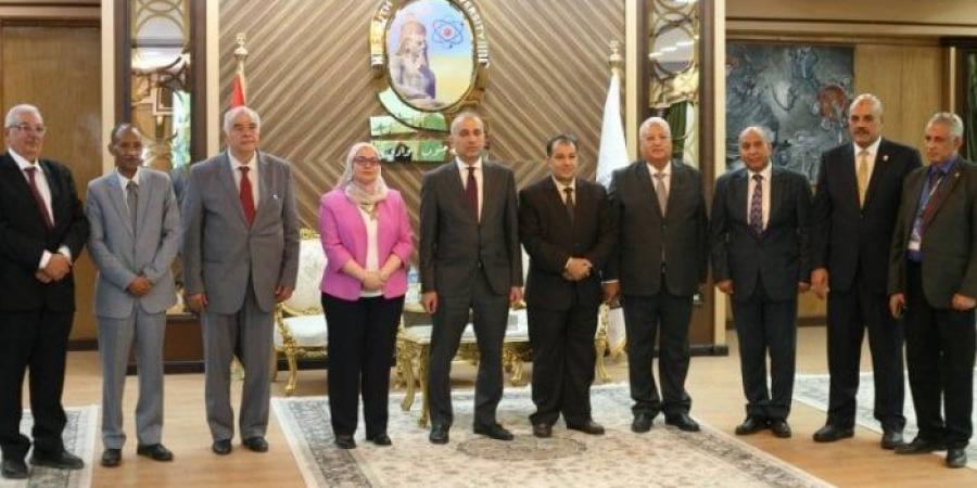 رئيس جامعة جنوب الوادى يستقبل الرئيس التنفيذي للبنك الزراعي المصري - الكويت الاخباري