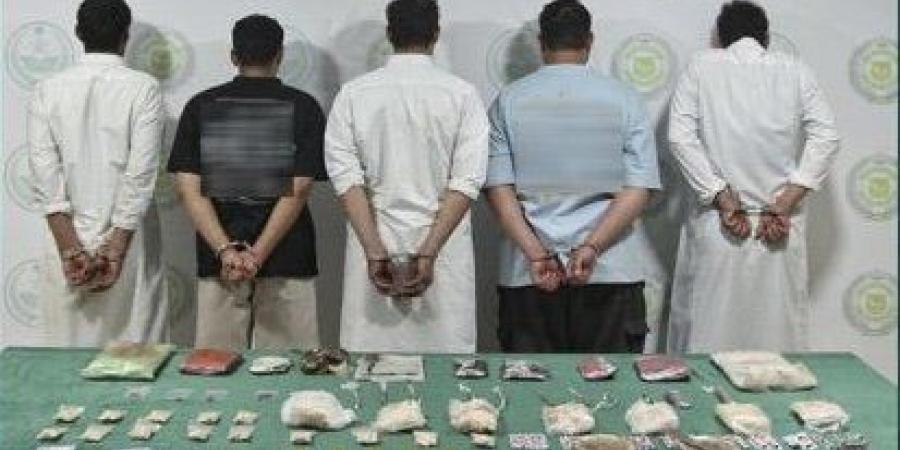 ضبط 5 مواطنين لترويجهم مادة الأفيون المخدر بمنطقة تبوك - الكويت الاخباري