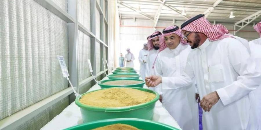 نائب وزير الصناعة والثروة المعدنية يلتقي المستثمرين في غرفة بريدة ويزور عدة منشآت صناعية - الكويت الاخباري