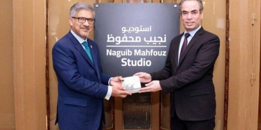 احمد المسلماني يهدى سفير باكستان مجموعة أم كلثوم أثناء زيارته استديو نجيب محفوظ بـ ماسبيرو - الكويت الاخباري